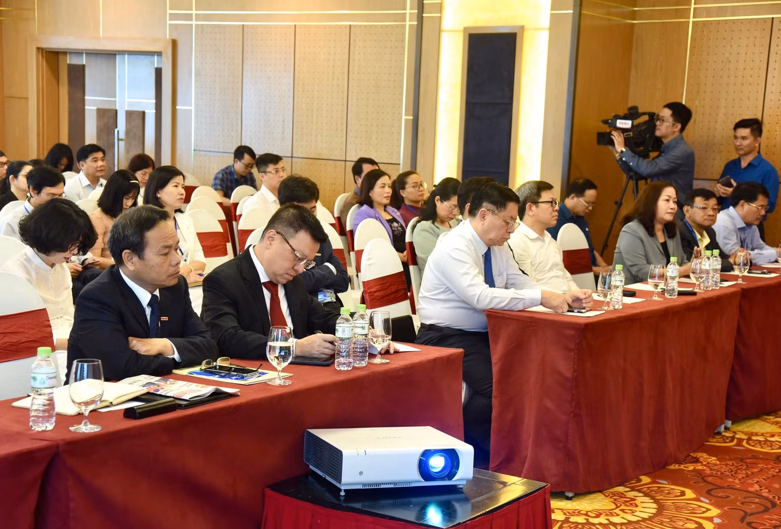 Các đại biểu dự Phiên thảo luận 6. (Ảnh: TRẦN HẢI) Các đại biểu dự Phiên thảo luận 6. (Ảnh: TRẦN HẢI)
