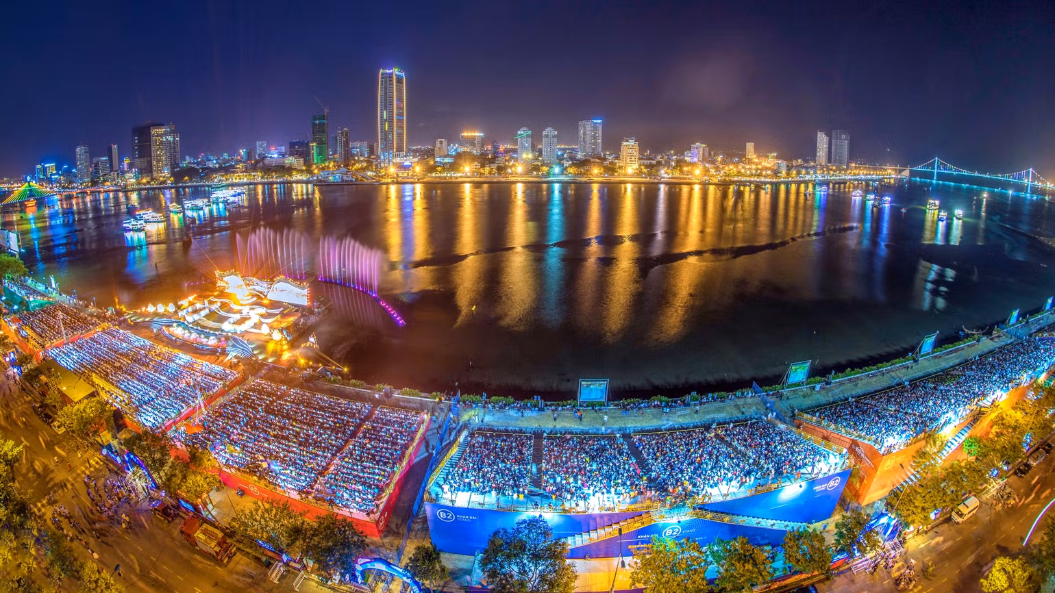 Du khách và người dân trong những đêm thi đấu của DIFF 2023. (Ảnh: Kim Liên) Du khách và người dân trong những đêm thi đấu của DIFF 2023. (Ảnh: Kim Liên)