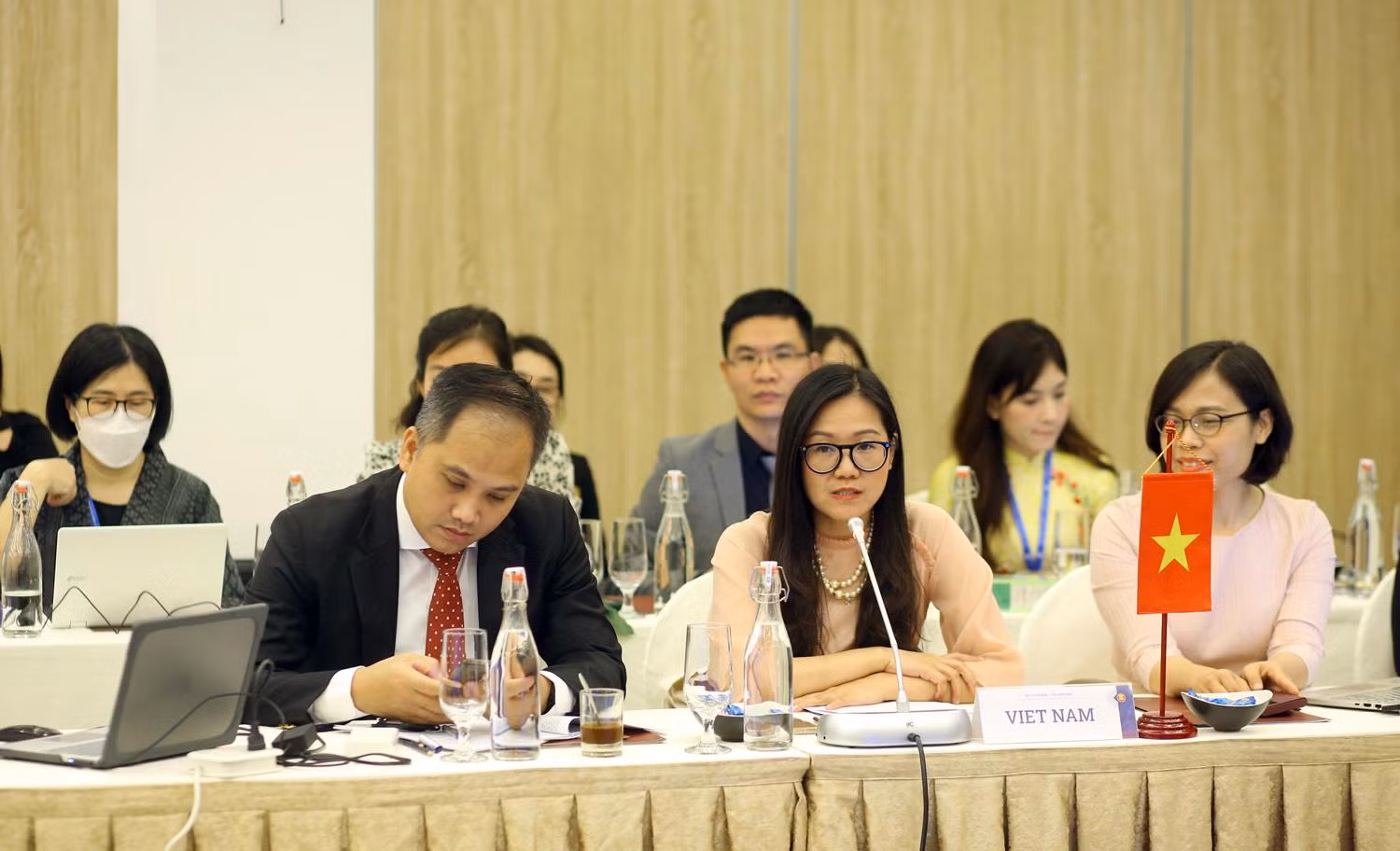 Trưởng đoàn Việt Nam Trần Hải Vân (giữa) đóng góp các ý kiến thảo luận tại Hội nghị. (Ảnh: Bộ Văn hóa, Thể thao và Du lịch) Trưởng đoàn Việt Nam Trần Hải Vân (giữa) đóng góp các ý kiến thảo luận tại Hội nghị. (Ảnh: Bộ Văn hóa, Thể thao và Du lịch)