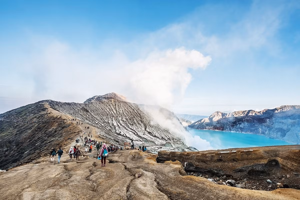 Miệng núi lửa Ijen là điểm đến kỳ thú cho những người ưa thích đi bộ đường dài (Ảnh: indonesiatravel)
