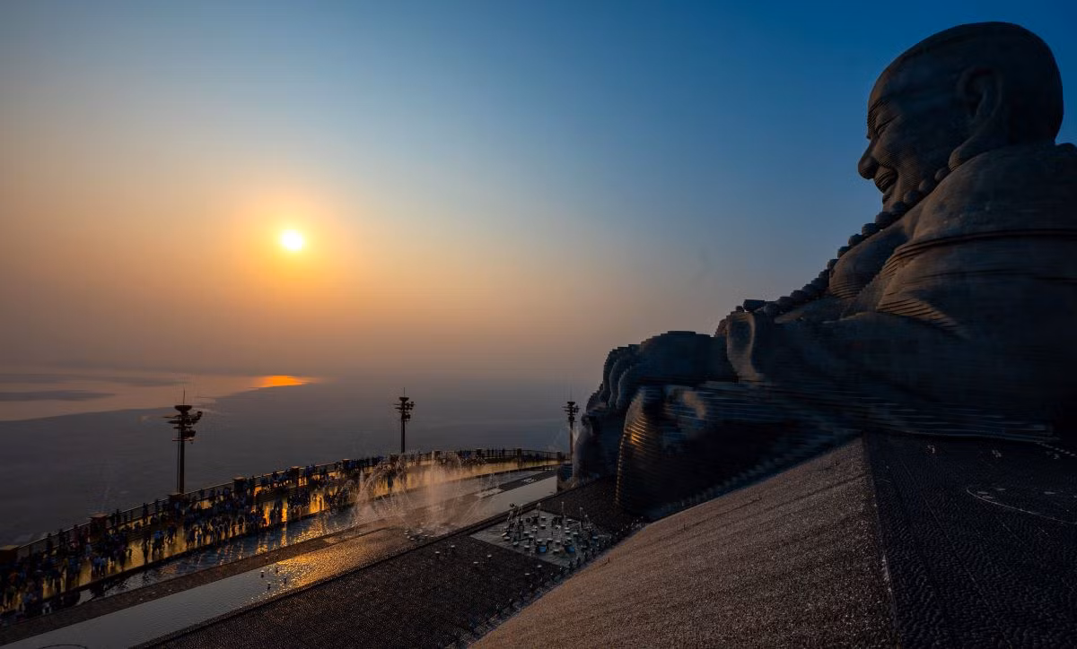 Tôn tượng Bồ Tát Di Lặc lớn bậc nhất thế giới. (Ảnh: Sun World Ba Den Mountain)
