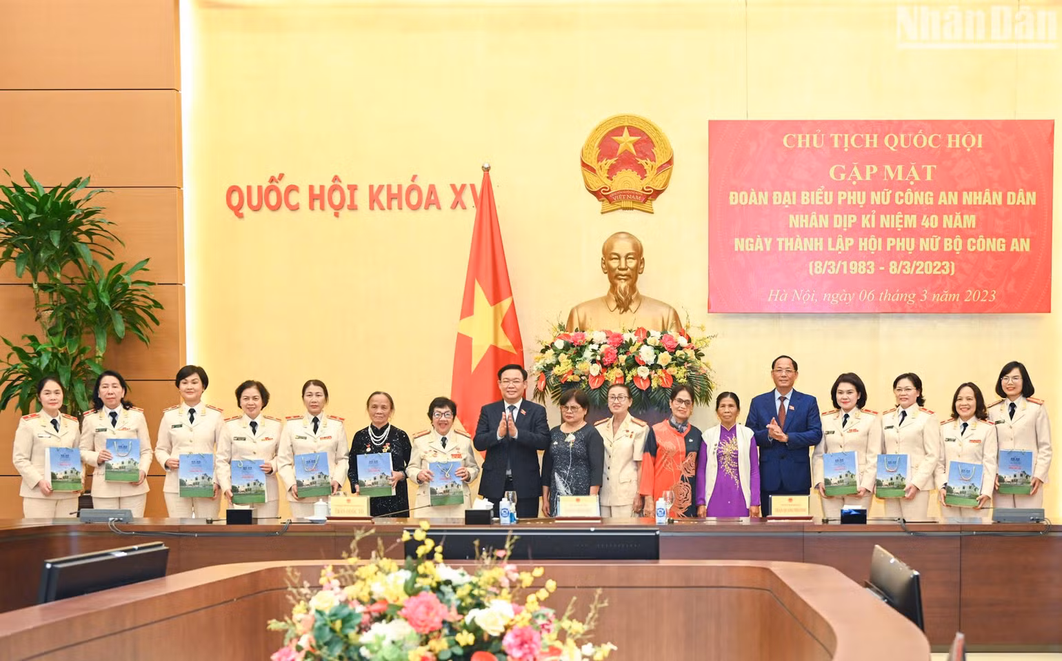 Chủ tịch Quốc hội Vương Đình Huệ trao quà lưu niệm cho các đại biểu tại buổi gặp mặt.