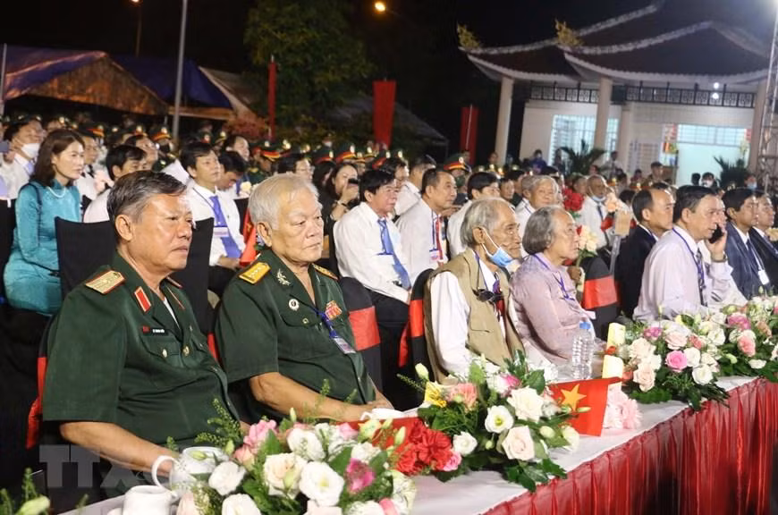 Những người cựu binh hội ngộ trong chương trình tại điểm cầu An Giang. (Ảnh: TTXVN)