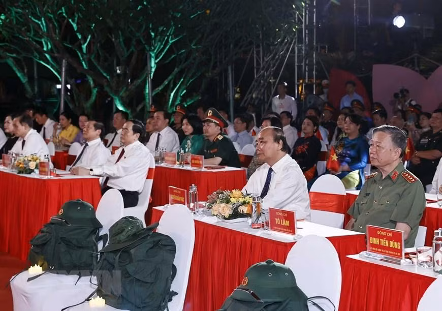 Chủ tịch nước Nguyễn Xuân Phúc dự Cầu truyền hình trực tiếp "Khúc tráng ca hòa bình" tại điểm cầu Hà Nội. (Ảnh:TTXVN)