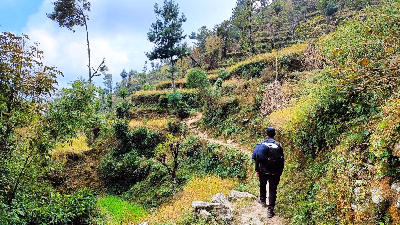 Trekking ở những khu vực nông thôn hẻo lánh của Nepal cũng phải qua các công ty du lịch được cấp phép.(Ảnh: CNN)
