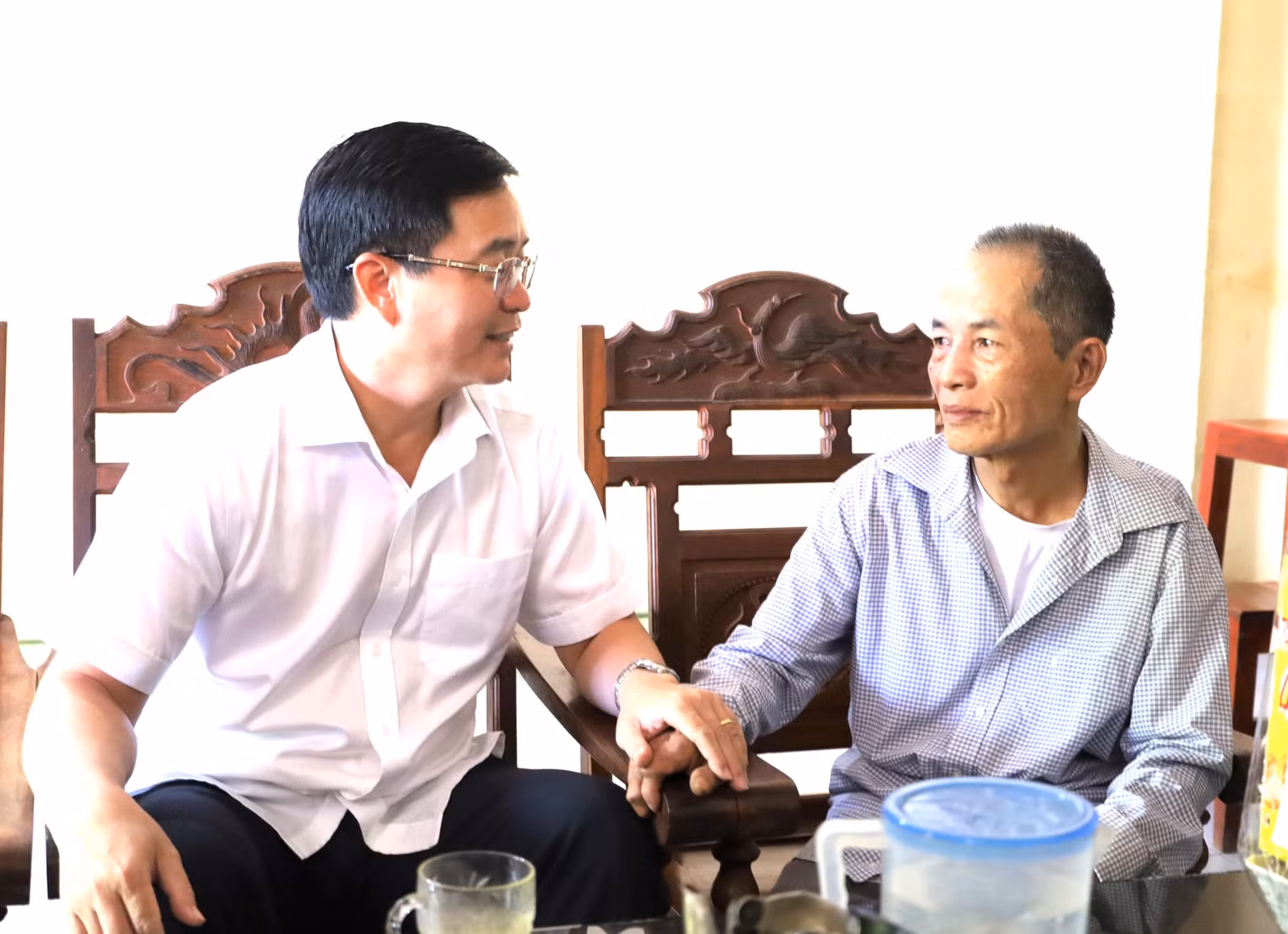 Bí thư Tỉnh ủy Đắk Lắk Nguyễn Đình Trung thăm hỏi, tặng quà, tri ân các thương binh, người có công với cách mạng tiêu biểu trên địa bàn thành phố Buôn Ma Thuột. (Ảnh: MINH HUỆ) Bí thư Tỉnh ủy Đắk Lắk Nguyễn Đình Trung thăm hỏi, tặng quà, tri ân các thương binh, người có công với cách mạng tiêu biểu trên địa bàn thành phố Buôn Ma Thuột. (Ảnh: MINH HUỆ)