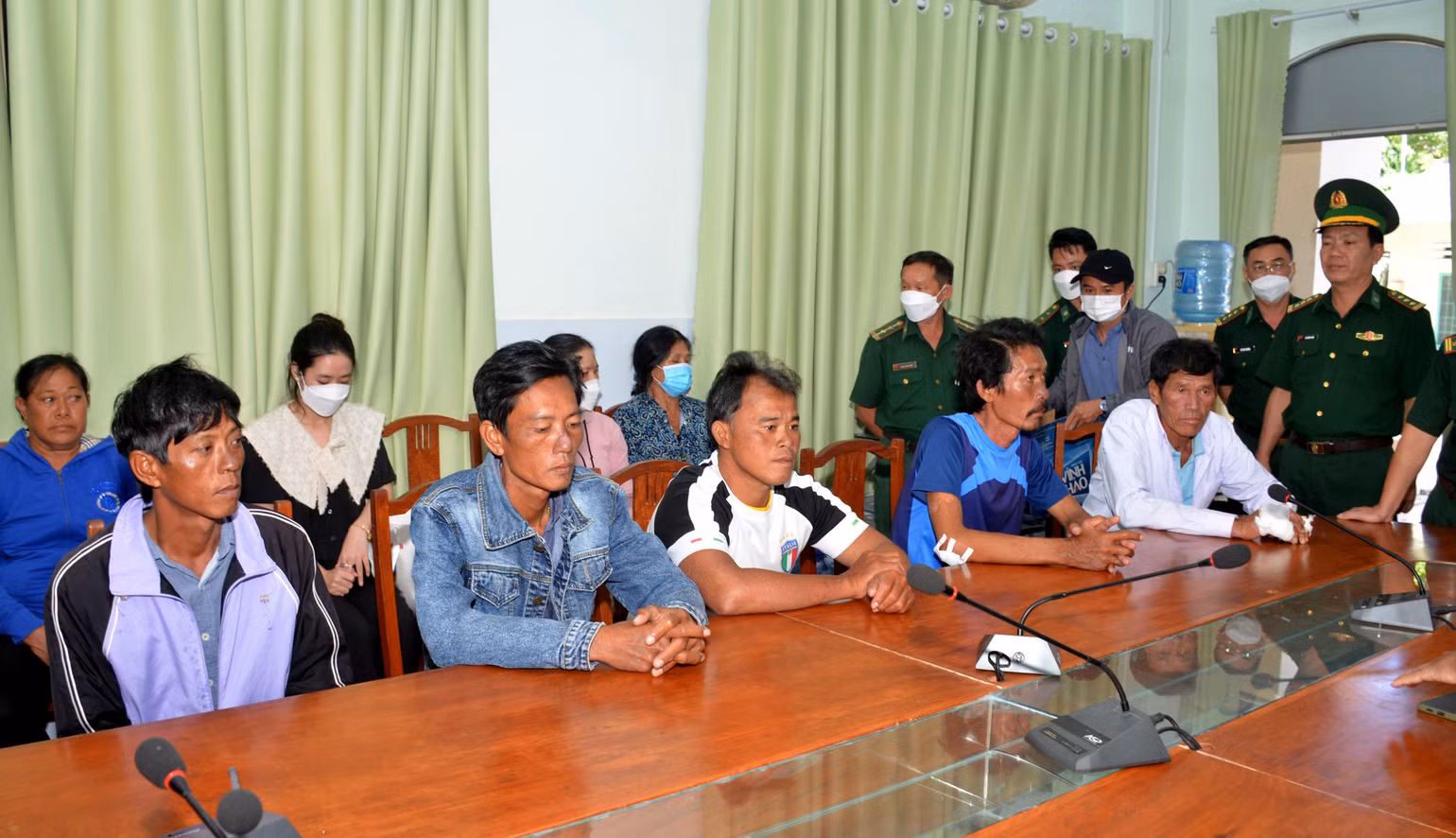 5 ngư dân trên tàu cá bị nạn trở về thành phố Phan Thiết (Bình Thuận). 5 ngư dân trên tàu cá bị nạn trở về thành phố Phan Thiết (Bình Thuận).