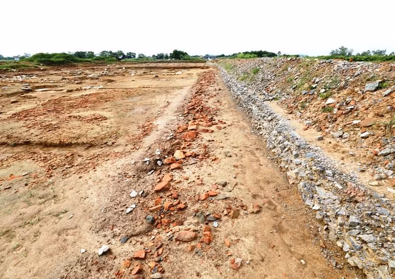 Hố khai quật trong khu vực nội Thành nhà Hồ.