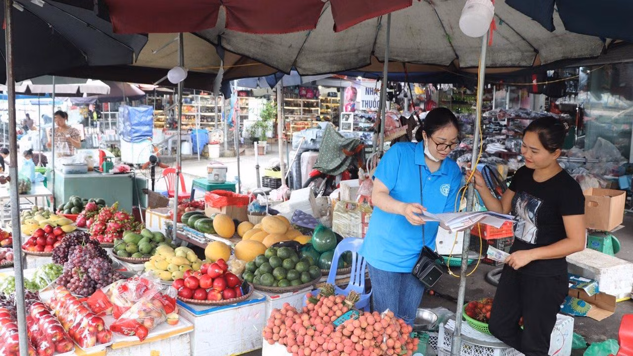 Người dân được cán bộ bảo hiểm xã hội tư vấn truyền thông tại Lễ ra quân tại tỉnh Hưng Yên. (Ảnh: Trung Tâm)