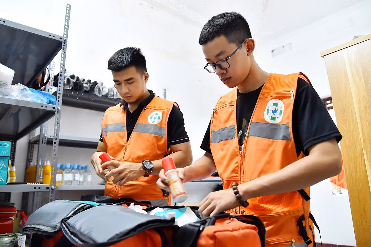 Trung bình một ngày, đội tiếp nhận 5-10 vụ tai nạn giao thông; những ngày cao điểm, số nạn nhân được FAS Angel tiếp nhận và hỗ trợ lên tới hơn 30 người với các cấp độ từ xây xát nhẹ, trung bình đến nặng. Thậm chí, nhiều ca tử vong sau khi được khám nghiệm, đội sẽ hỗ trợ chuyển về nhà xác hoặc chuyển về với gia đình. Bên cạnh việc hỗ trợ sơ cứu người bị nạn, FAS Angel cũng thường xuyên phối hợp với các cơ quan, tổ chức để tổ chức các khóa tập huấn, chia sẻ kỹ năng sơ cấp cứu cho người dân. Trung bình một ngày, đội tiếp nhận 5-10 vụ tai nạn giao thông; những ngày cao điểm, số nạn nhân được FAS Angel tiếp nhận và hỗ trợ lên tới hơn 30 người với các cấp độ từ xây xát nhẹ, trung bình đến nặng. Thậm chí, nhiều ca tử vong sau khi được khám nghiệm, đội sẽ hỗ trợ chuyển về nhà xác hoặc chuyển về với gia đình. Bên cạnh việc hỗ trợ sơ cứu người bị nạn, FAS Angel cũng thường xuyên phối hợp với các cơ quan, tổ chức để tổ chức các khóa tập huấn, chia sẻ kỹ năng sơ cấp cứu cho người dân.