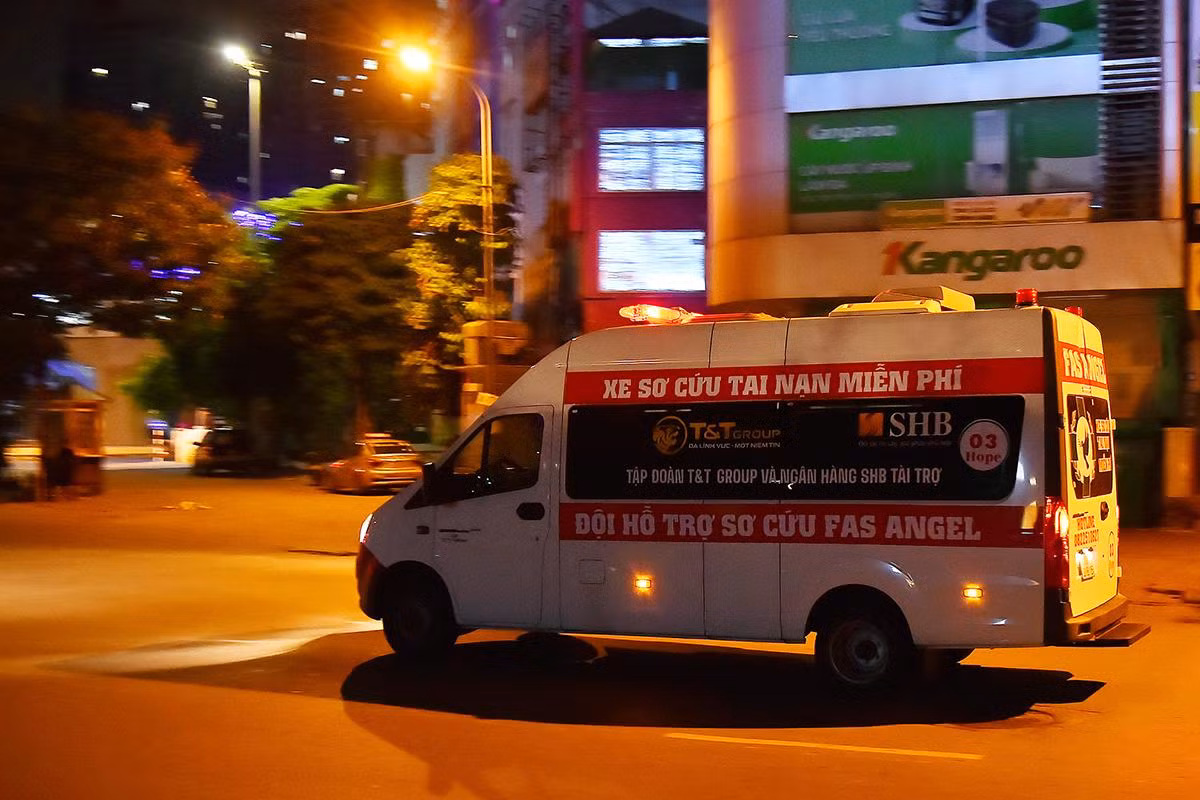 1 giờ sáng, sau khi bàn giao nạn nhân cho Bệnh viện, toàn đội lại lên đường với mong muốn sự giúp đỡ nhỏ bé của mình sẽ kịp thời đối với người bị nạn và cơ hội sống của ai đó sẽ nhiều hơn. 1 giờ sáng, sau khi bàn giao nạn nhân cho Bệnh viện, toàn đội lại lên đường với mong muốn sự giúp đỡ nhỏ bé của mình sẽ kịp thời đối với người bị nạn và cơ hội sống của ai đó sẽ nhiều hơn.