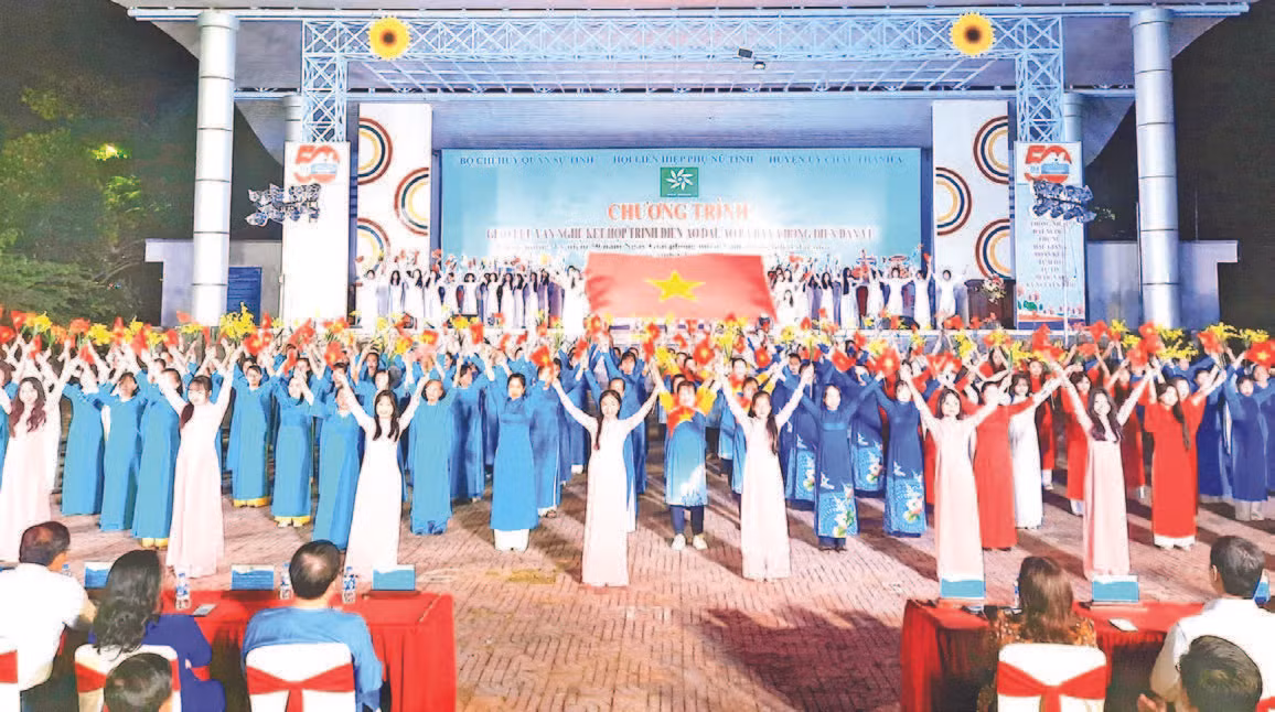 Cán bộ, hội viên và học sinh nữ tham gia biểu diễn tại chương trình. Cán bộ, hội viên và học sinh nữ tham gia biểu diễn tại chương trình.