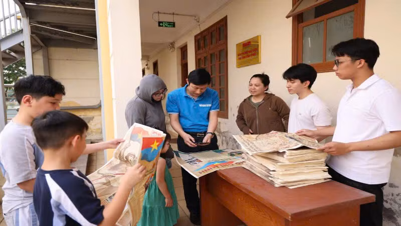 Độc giả nhiều độ tuổi đến nhận ấn phẩm.