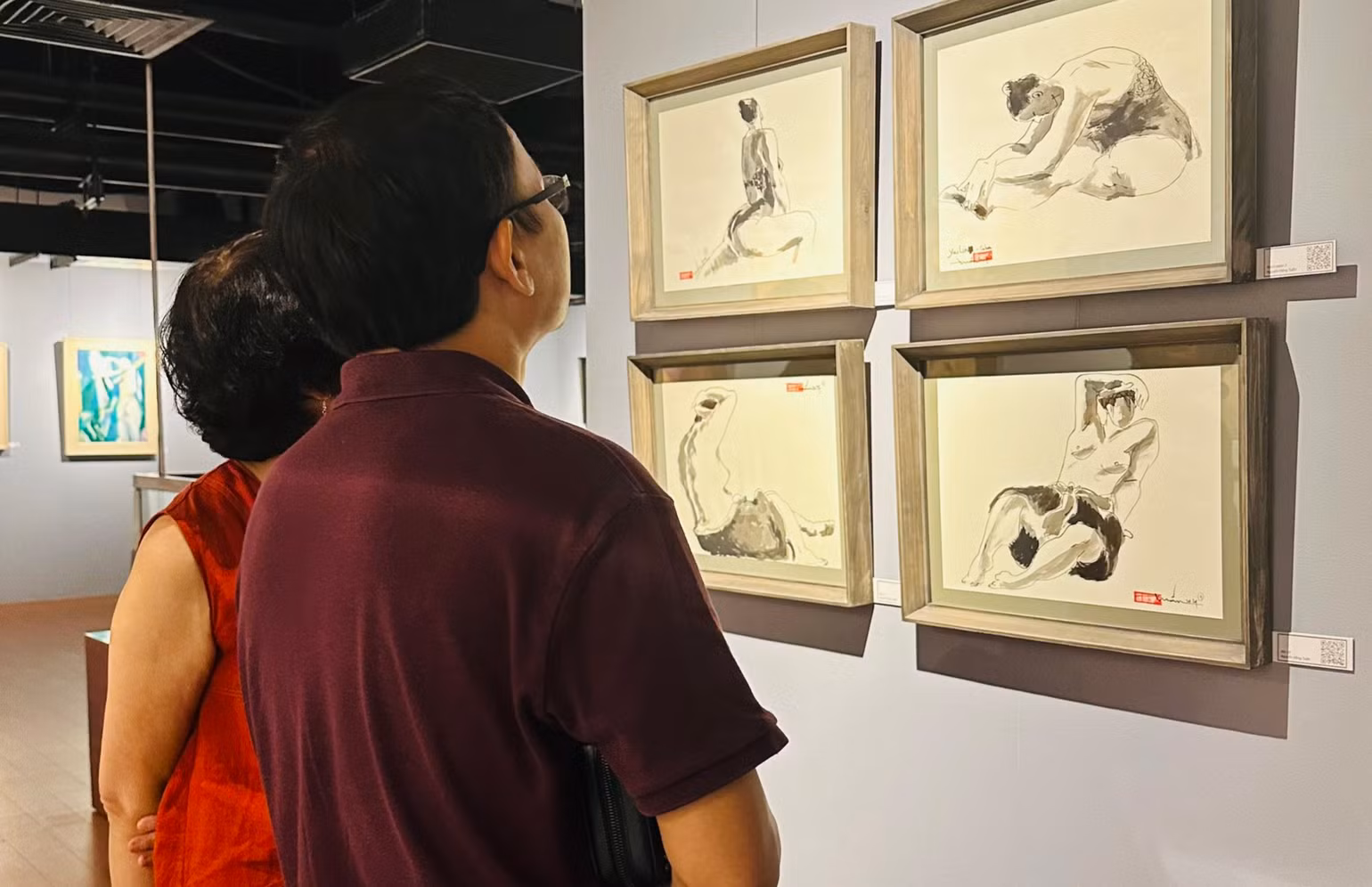 Công chúng thích thú với loạt tác phẩm ký họa của họa sĩ Nguyễn Hồng Tuấn. Công chúng thích thú với loạt tác phẩm ký họa của họa sĩ Nguyễn Hồng Tuấn.