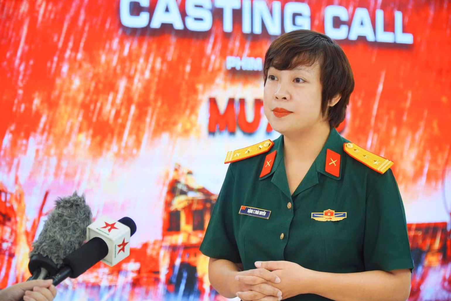 NSƯT Đặng Thái Huyền - Phó Giám đốc Điện ảnh Quân đội nhân dân là đạo diễn phim "Mưa đỏ". NSƯT Đặng Thái Huyền - Phó Giám đốc Điện ảnh Quân đội nhân dân là đạo diễn phim "Mưa đỏ".