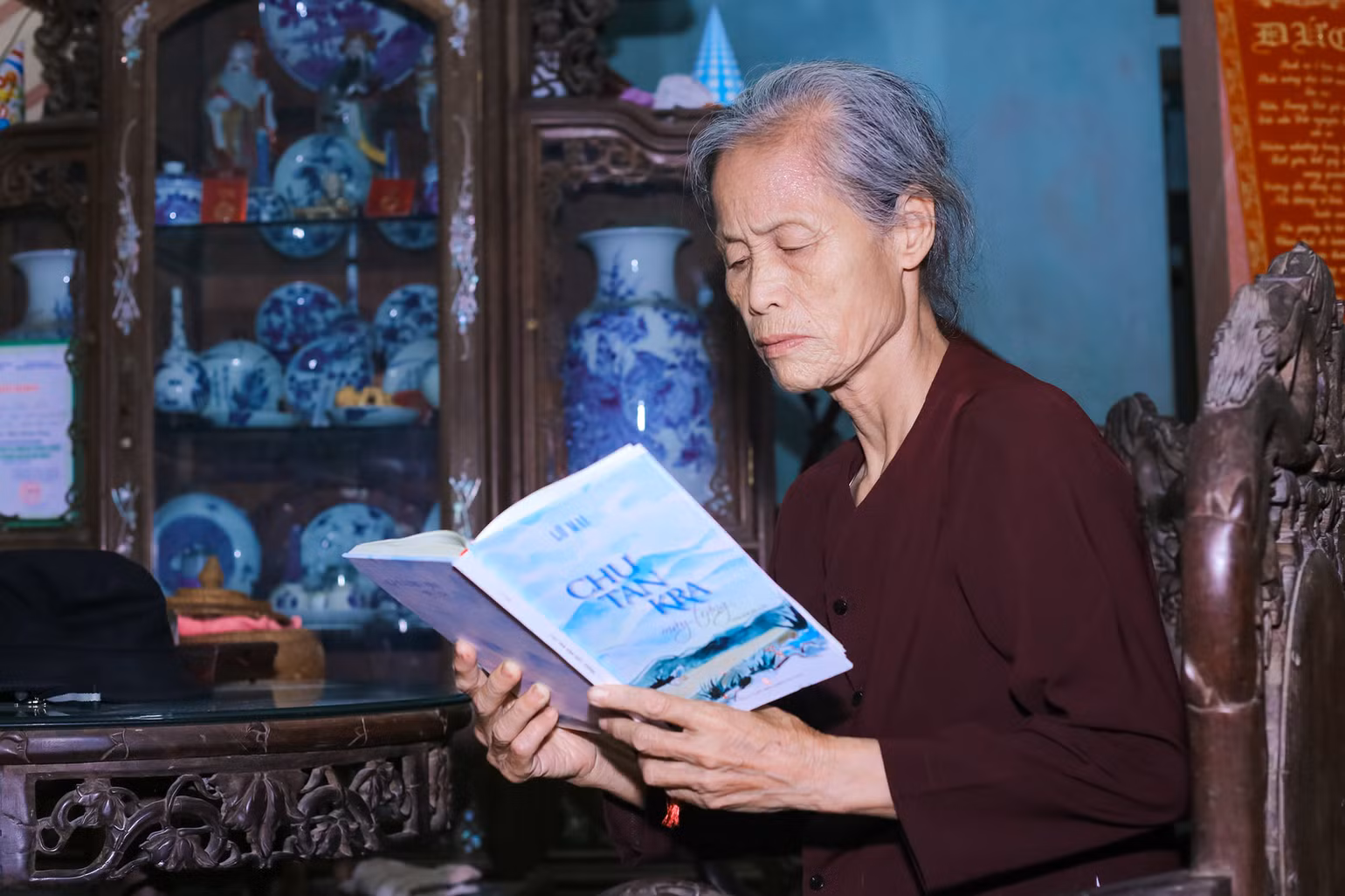 Bà Lê Thị Chạy-vợ liệt sĩ Đoàn Anh Thông, hy sinh năm 1971 tại Quảng Bình-đọc một tác phẩm về đề tài thương binh liệt sĩ. Bà Lê Thị Chạy-vợ liệt sĩ Đoàn Anh Thông, hy sinh năm 1971 tại Quảng Bình-đọc một tác phẩm về đề tài thương binh liệt sĩ.