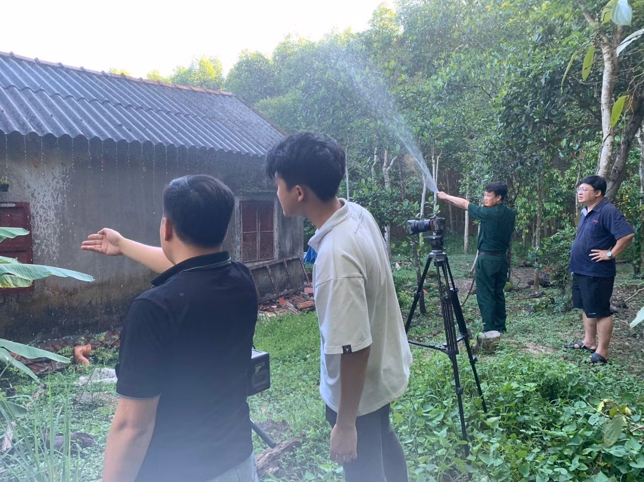 Đoàn phim tích cực làm việc để có bối cảnh phù hợp nhất.