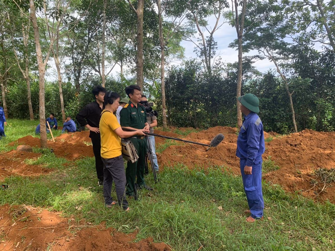 Đạo diễn và ê-kíp tại hậu trường