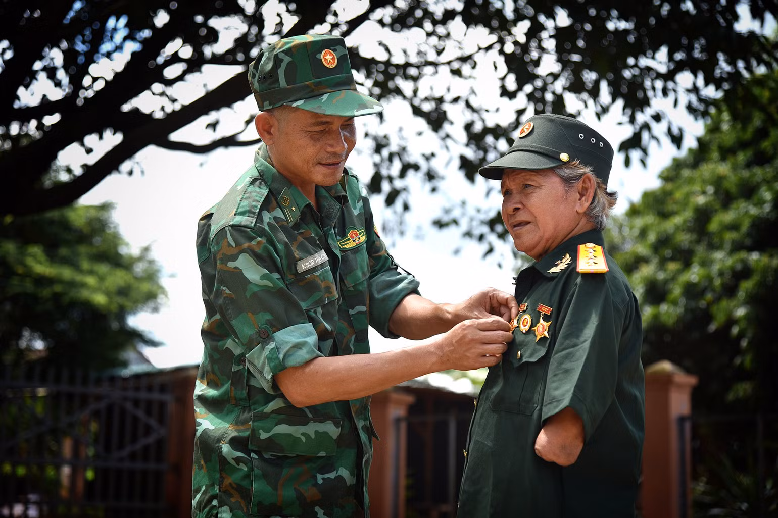 Tri ân người lính không bao giờ là đủ. (Ảnh: Quang Khải) Tri ân người lính không bao giờ là đủ. (Ảnh: Quang Khải)