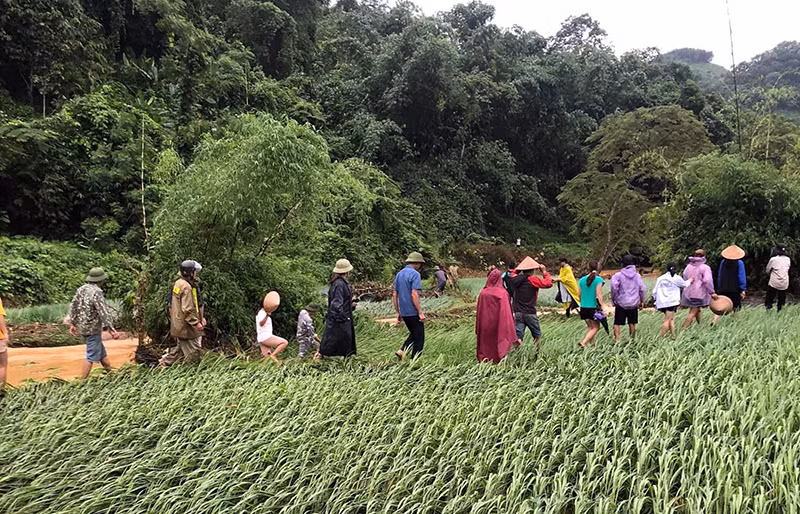 Lực lượng chức năng xã Công Đa cùng người dân triển khai tìm kiếm nạn nhân.