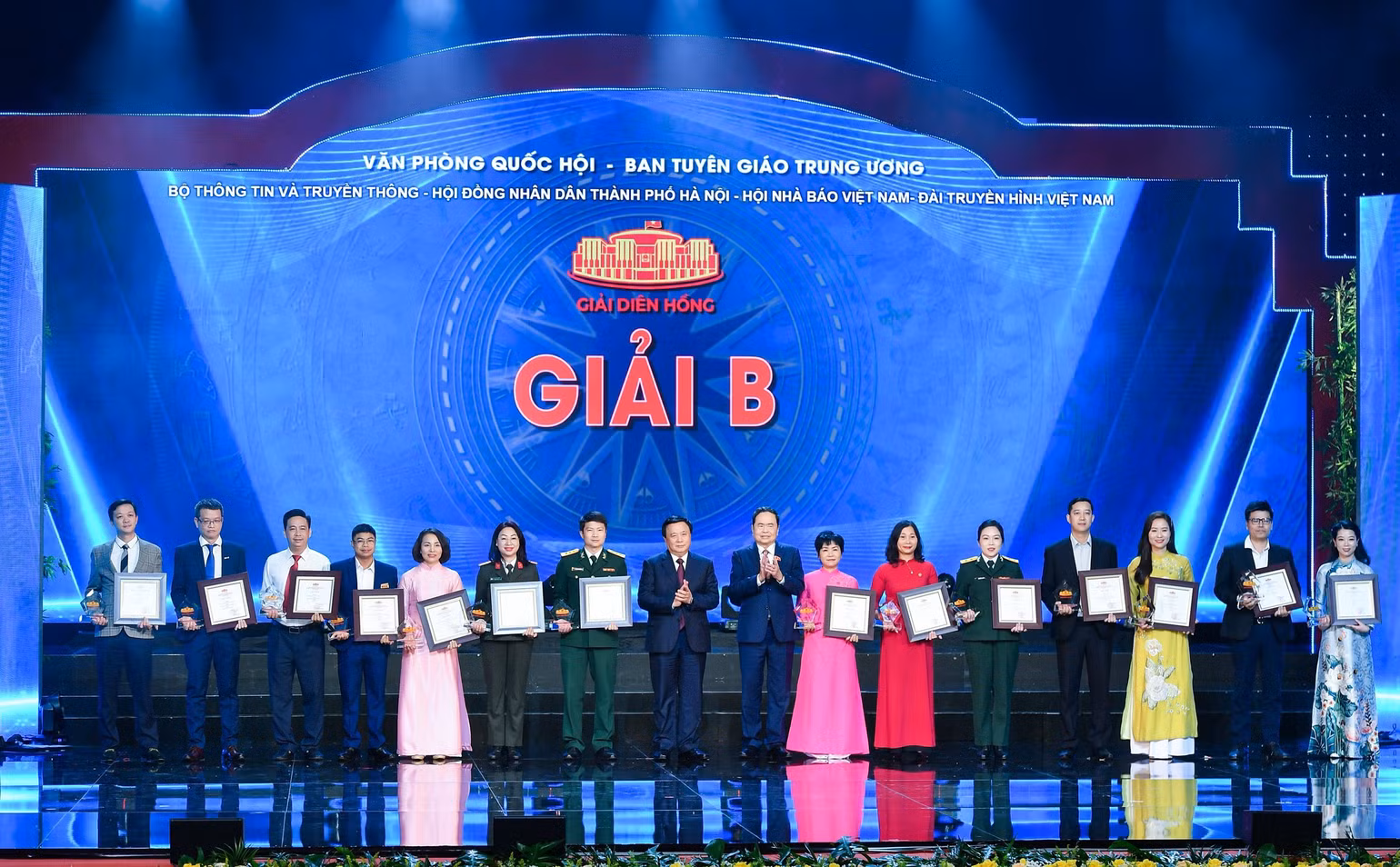 Đồng chí Trần Thanh Mẫn và đồng chí Nguyễn Xuân Thắng trao giải B cho đại diện các nhóm tác giả đoạt giải. Đồng chí Trần Thanh Mẫn và đồng chí Nguyễn Xuân Thắng trao giải B cho đại diện các nhóm tác giả đoạt giải.