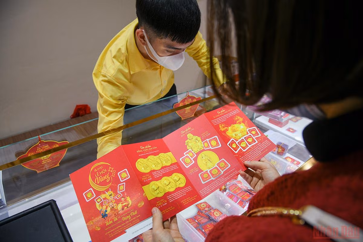 Ngày vía Thần Tài ở Hà Nội: Các cửa hàng nhộn nhịp, không có cảnh chen chúc như mọi năm -0