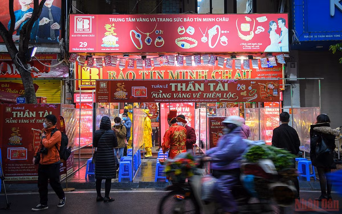 Ngày vía Thần Tài ở Hà Nội: Các cửa hàng nhộn nhịp, không có cảnh chen chúc như mọi năm -0