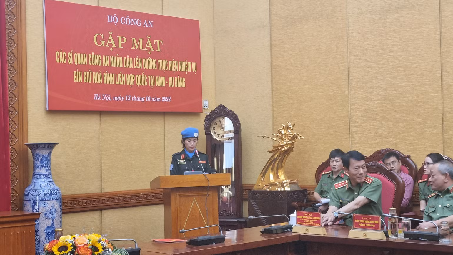 Trung tá Lương Thị Trà Vinh phát biểu tại buổi gặp mặt. Trung tá Lương Thị Trà Vinh phát biểu tại buổi gặp mặt.