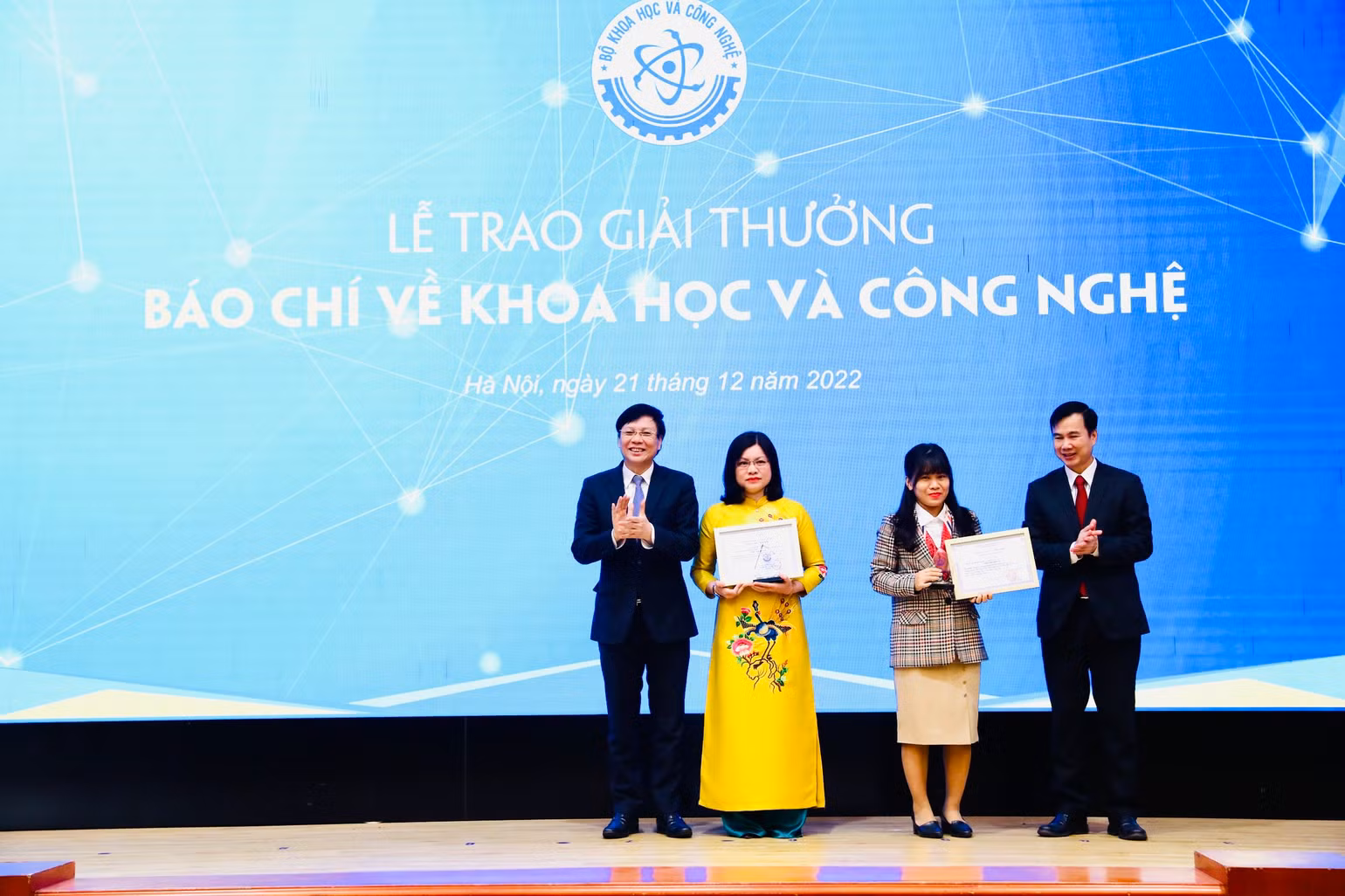 Nhóm tác giả nhận giải Ba. Nhóm tác giả nhận giải Ba.