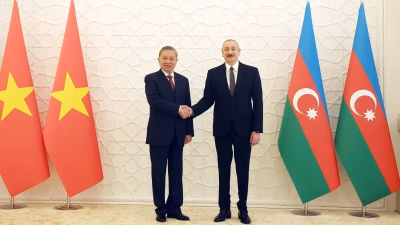 Tổng Bí thư Tô Lâm và Tổng thống Azerbaijan Ilham Aliyev chụp ảnh chung. (Ảnh: Thống Nhất/TTXVN)