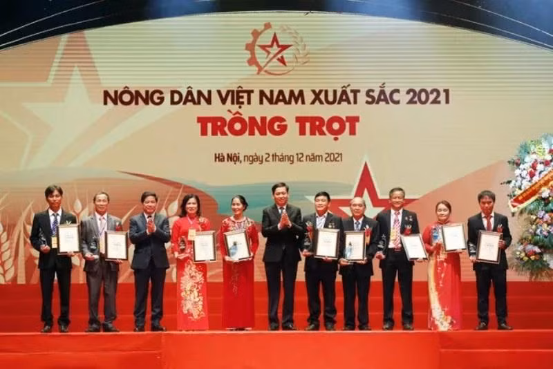 Lễ tôn vinh và trao danh hiệu cho 63 “Nông dân Việt Nam xuất sắc 2021” -0