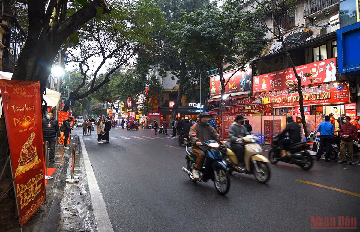 Ngày vía Thần Tài ở Hà Nội: Các cửa hàng nhộn nhịp, không có cảnh chen chúc như mọi năm -1