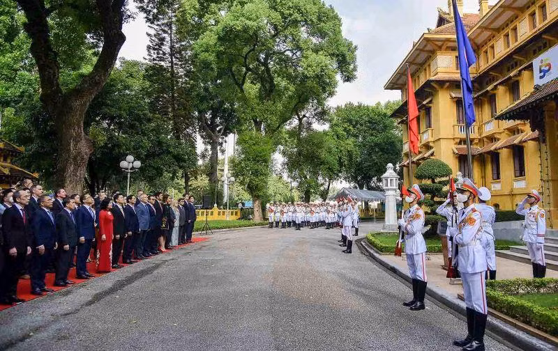Đại diện các nước thành viên ASEAN cùng các đại biểu dự Lễ Thượng cờ. Đại diện các nước thành viên ASEAN cùng các đại biểu dự Lễ Thượng cờ.