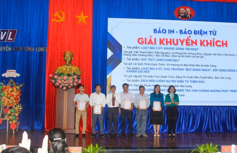 Nhà báo Quốc Trinh, Phóng viên thường trú Báo Nhân Dân tại Kiên Giang nhận giải khuyến khích. Nhà báo Quốc Trinh, Phóng viên thường trú Báo Nhân Dân tại Kiên Giang nhận giải khuyến khích.