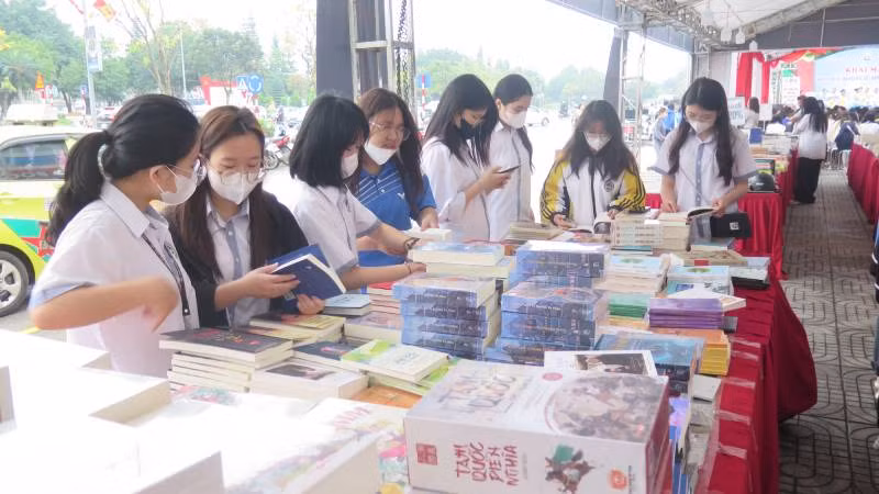 Học sinh các trường học trên địa bàn tỉnh đến tham dự ngày hội, chọn đọc và mua sách. Học sinh các trường học trên địa bàn tỉnh đến tham dự ngày hội, chọn đọc và mua sách.