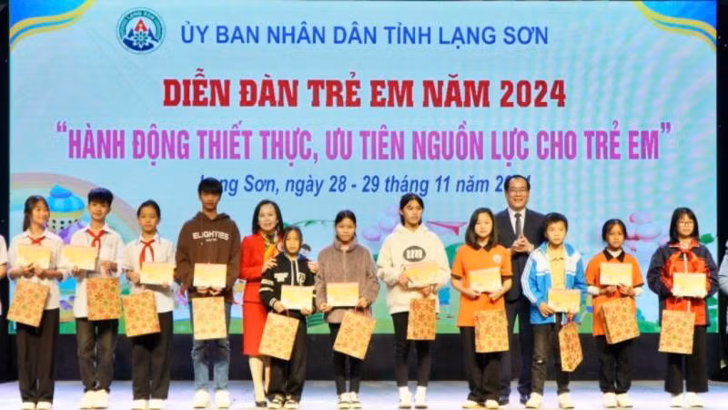 Lãnh đạo Hội đồng nhân dân, Ủy ban nhân dân tỉnh tặng quà cho trẻ em tiêu biểu tham dự diễn đàn.