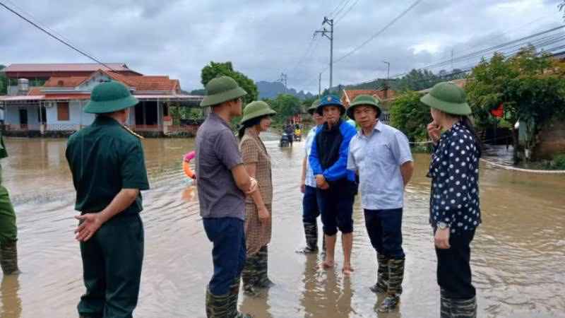 Đồng chí Đoàn Thanh Sơn, Phó Chủ tịch Ủy ban nhân dân tỉnh kiểm tra khắc phục hậu quả mưa lũ tại huyện Hữu Lũng.