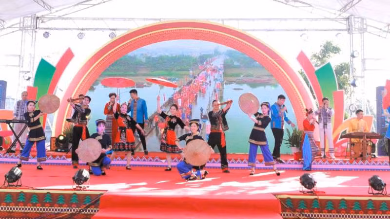 Tiết mục chào mừng lễ khai mạc ngày hội.