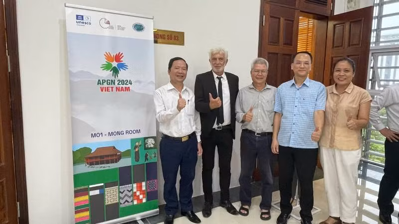 Đoàn đại biểu tỉnh Lạng Sơn chụp ảnh với Giáo sư, Tiến sĩ Trần Tân Văn, chuyên viên cao cấp và tiến sĩ Guy Martini, nguyên Chủ tịch Hội đồng công viên địa chất toàn cầu UNESCO.