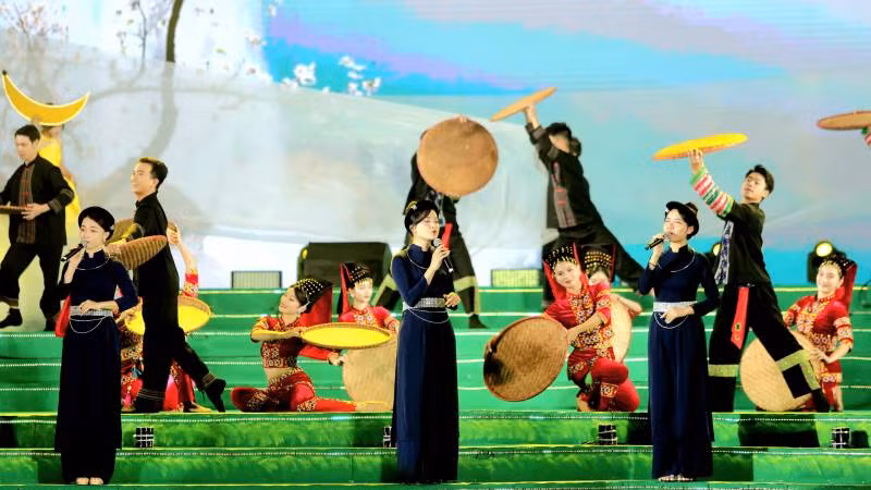 Giao lưu văn nghệ giữa các đoàn tham gia ngày hội văn hóa.