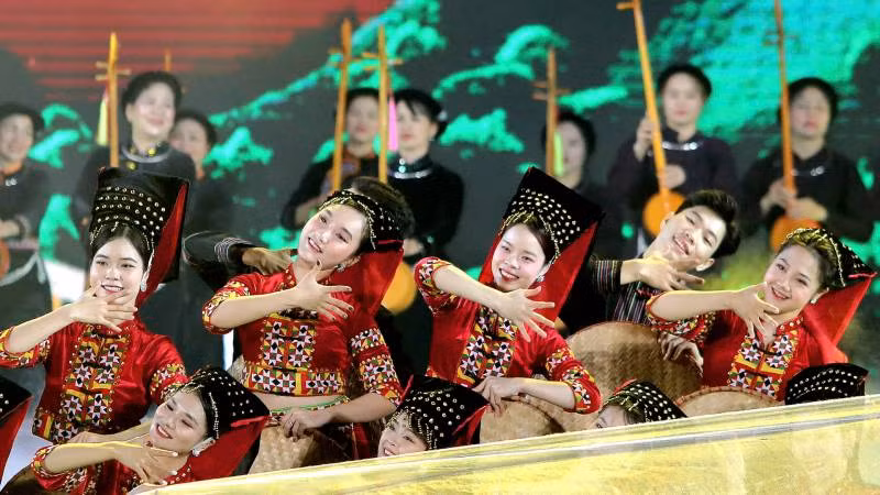 Các nghệ nhân tham gia biểu diễn chào mừng ngày hội.