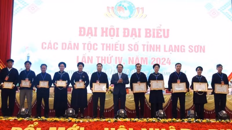 Đồng chí Hầu A Lềnh, Ủy viên Trung ương Đảng, Bộ trưởng, Chủ nhiệm Ủy ban Dân tộc trao bằng khen, kỷ niệm chương cho các tập thể, cá nhân xuất sắc. Đồng chí Hầu A Lềnh, Ủy viên Trung ương Đảng, Bộ trưởng, Chủ nhiệm Ủy ban Dân tộc trao bằng khen, kỷ niệm chương cho các tập thể, cá nhân xuất sắc.