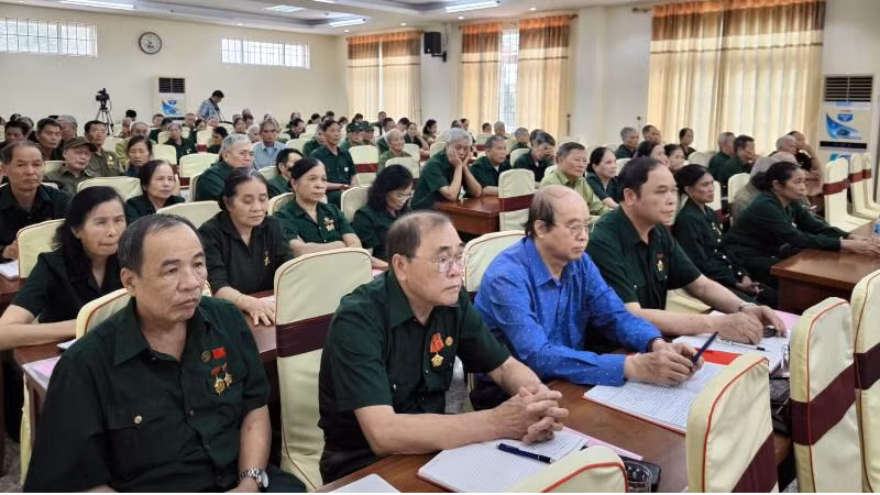 Các cựu thanh niên xung phong tiêu biểu dự Hội nghị cựu thanh niên xung phong làm kinh tế giỏi.