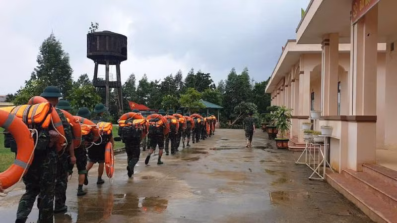 Cán bộ, chiến sĩ lực lượng vũ trang tỉnh Lạng Sơn,hành quân cứu khắc phục hậu quả bão số 3.