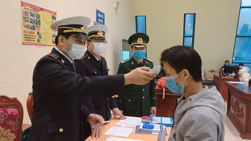 Cán bộ y bác sĩ, Trạm Kiểm dịch y tế quốc tế Cửa khẩu quốc tế Hữu Nghị kiểm tra thân nhiệt du khách xuất, nhập cảnh. Cán bộ y bác sĩ, Trạm Kiểm dịch y tế quốc tế Cửa khẩu quốc tế Hữu Nghị kiểm tra thân nhiệt du khách xuất, nhập cảnh.