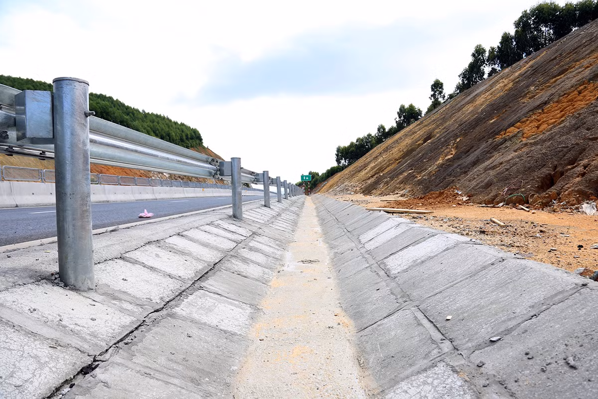 Rãnh thoát nước được thi công khẩn trương để đưa vào sử dụng.