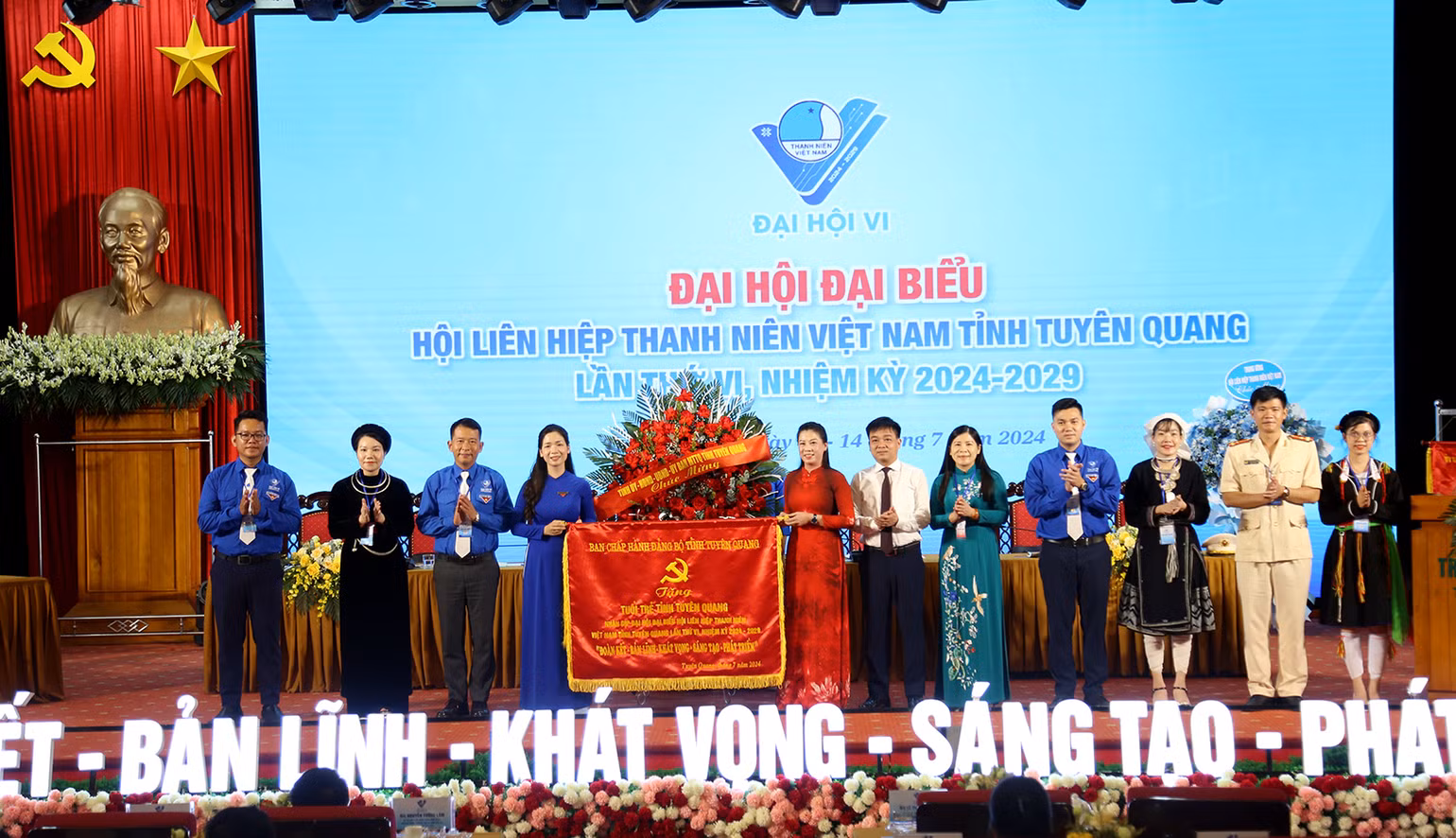 Các đồng chí lãnh đạo tỉnh Tuyên Quang tặng cờ và hoa chúc mừng đại hội.