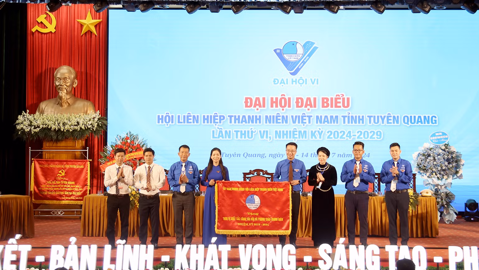 Ủy ban Trung ương Hội Liên hiệp Thanh niên Việt Nam tặng cờ Đơn vị xuất sắc công tác hội và phong trào Thanh niên nhiệm kỳ 2019-2024 cho Hội Liên hiệp Thanh niên Việt Nam tỉnh Tuyên Quang.