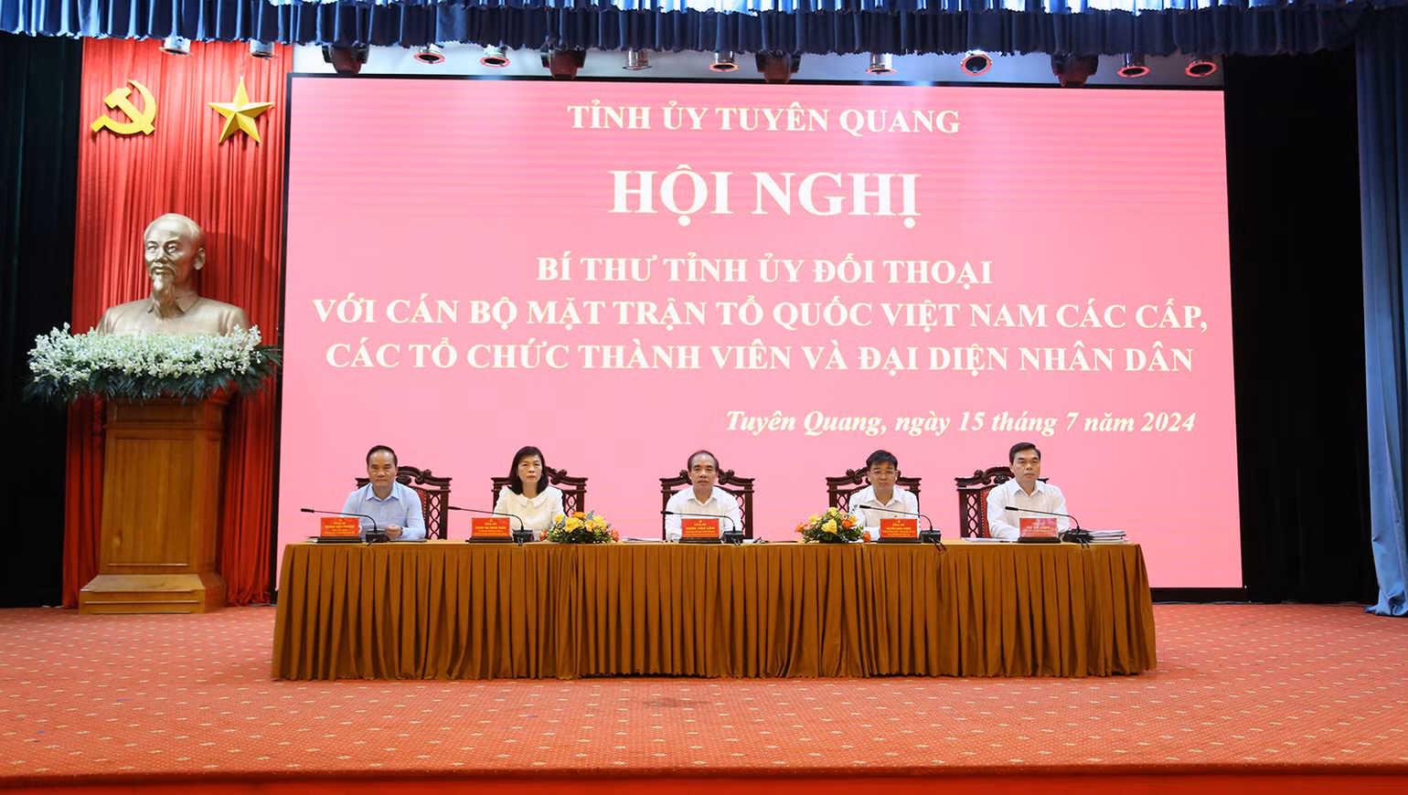 Các đồng chí chủ trì hội nghị.