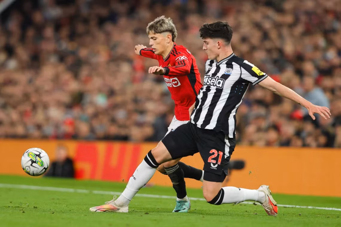 Tino Livramento ngăn cản Garnacho trước khi kiến tạo bàn thắng mở tỷ số trước Manu tại Carabao Cup.